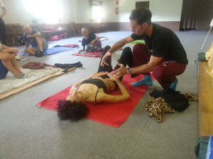 Sesión de Pilates en suelo